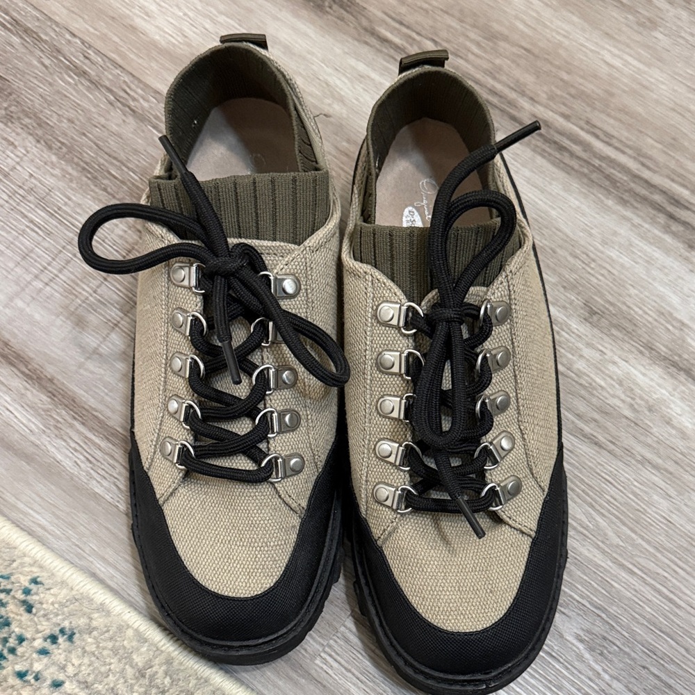 Womens Canvas Sneakers in Tan and Black. Super cute. EUC. Dr scholls. Size 6.5